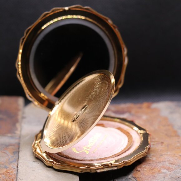 Vintage Stratton Powder Compact – Teal and Gold, Victorian Scene, Scalloped Edge - Picture 6 of 9